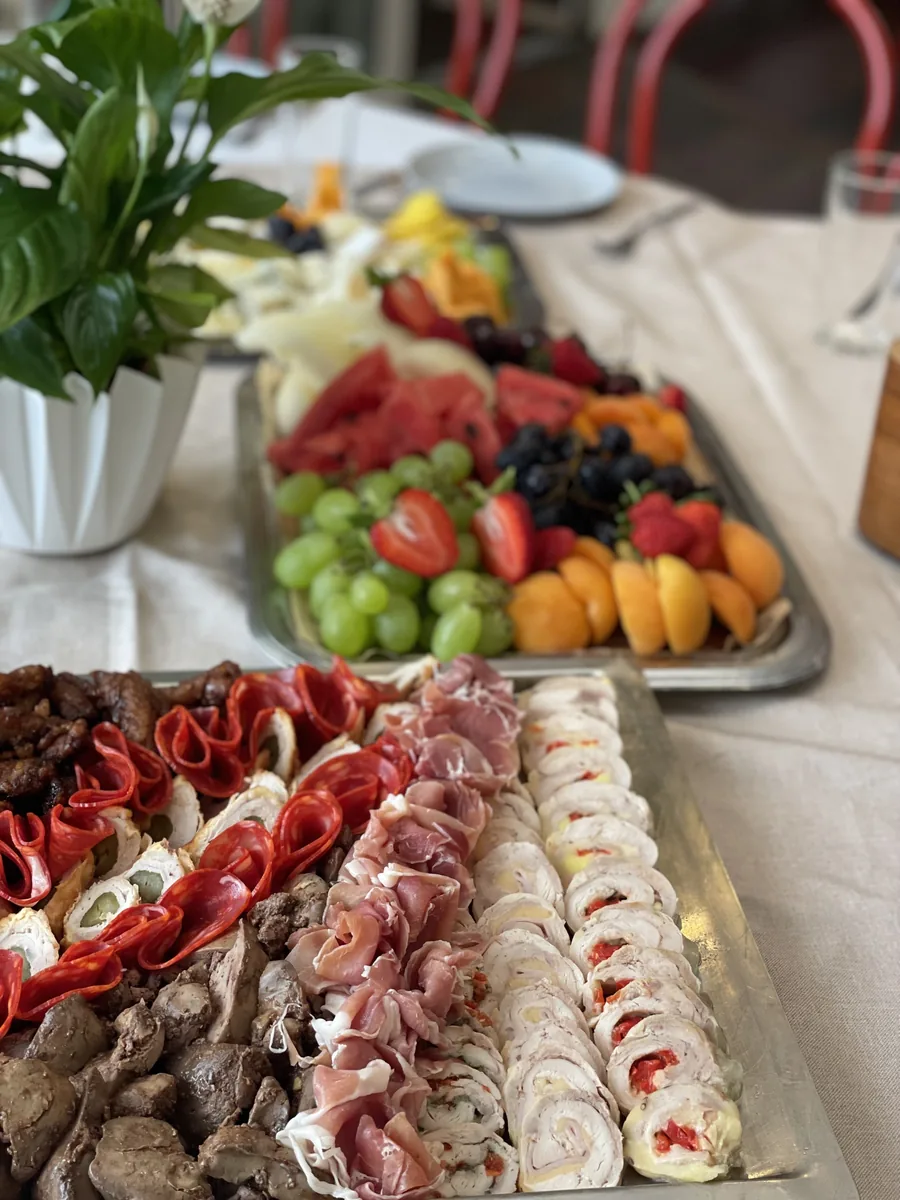 Augļu un uzkodu plates dienas gaismā
