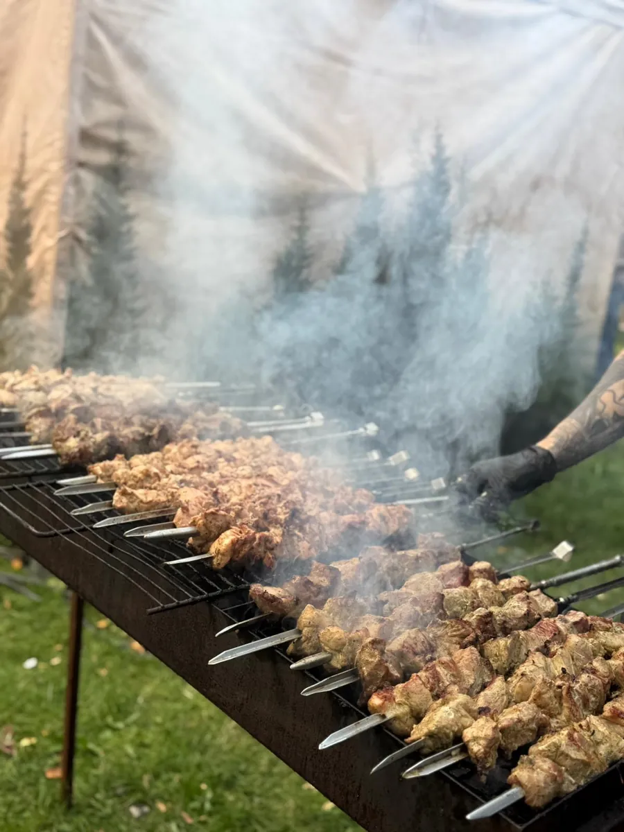 Šašliks uz iesmiem cepas uz gara ogļu grila